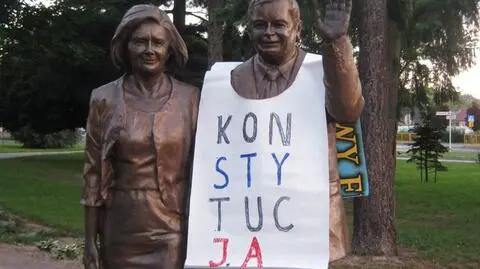 Biała Podlaska. Wywiesił koszulkę z "konstytucją" na pomniku. Działacz KOD-u dostał zadośćuczynienie za zatrzymanie
