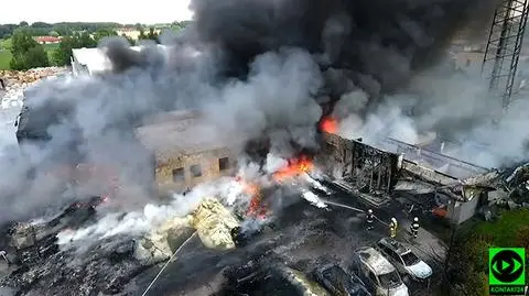 Pożar hali w Głogowie. Kłęby czarnego dymu.