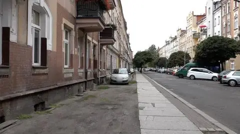 Legnica. Matka spała, dwulatek wypadł z pierwszego piętra