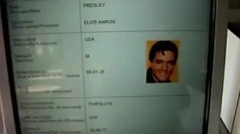 Elvis w bramce lotniskowej