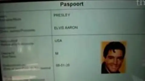 Elvis żyje! I przechodzi kontrolę paszportową