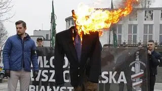 Białystok. Młodzież Wszechpolska spaliła kukłę Ryszarda Petru