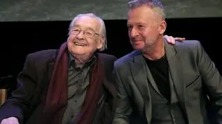 Andrzej Wajda i Bogusław Linda podczas konferencji kończącej zdjęcia do "Powidoków"