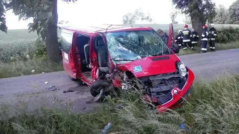 Sztum: Bus z dziećmi uderzył w drzewo
