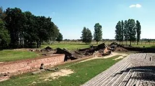 Opuszczając teren obozu Niemcy zburzyli krematoria 