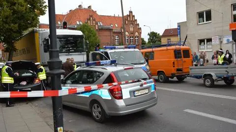 Chciał przejść przez ulicę, wpadł pod koła ciężarówki 
