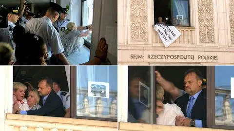 The Sejm guards prevented the mothers of the disabled children to hang a banner outside the window. 