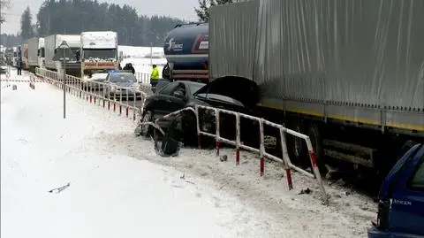 Rybniki. Karambol czterech ciężarówek i dwóch samochodów. Jedna ranna