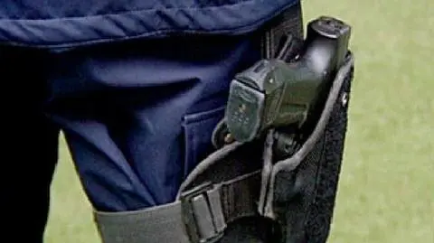 Zabrał policjantowi broń, chciał strzelić. Grozi mu dożywocie