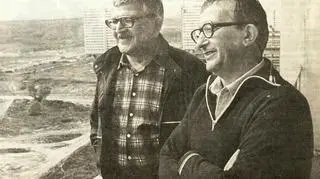 Arkadij i Borys Strugaccy na balkonie swojego mieszkania w Moskwie w latach 80.