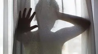 Nad żoną znęcał się od lat, bił ją metalowym prętem i kablem, w końcu wypchnął z balkonu