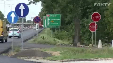 Znaki stoją przy drodze krajowej nr 92