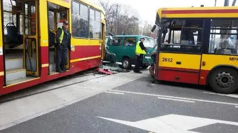 Tramwaj wpadł w autobus, pięć osób w szpitalu