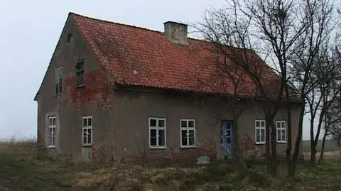Makabryczne odkrycie w miejscowości Dobre (Warmińsko-Mazurskie). W zbiorniku na nieczystości policja znalazła zwłoki mężczyzny. Biegli ustalają okoliczności tej zbrodni.(TVN24)