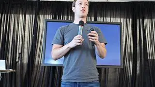 Mark Zuckerberg w swoim klasycznym stroju