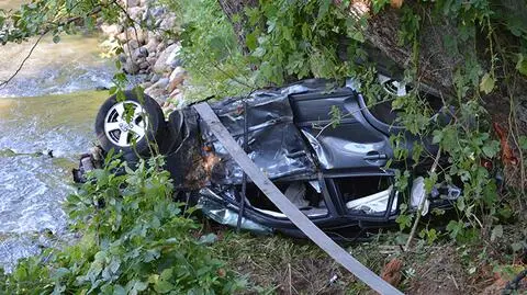 Choszczno: Przeleciała samochodem nad rzeką