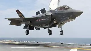 F-35 w wersji B przeznaczonej dla Piechoty Morskiej USA, wykonuje pionowe lądowanie na okręcie
