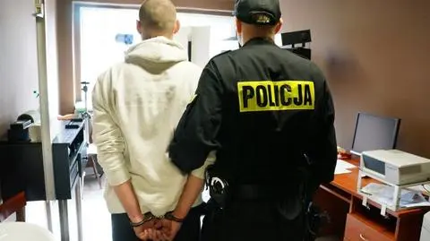 Skakał sąsiadowi po głowie, bił go rozbitą butelką