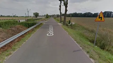 Ślady hamowania i elementy zderzaka. Na ulicy martwy rowerzysta