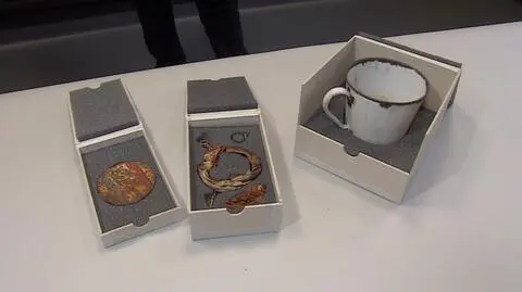Kubek z podwójnym dnem, a w nim biżuteria. Znalezisko w Auschwitz