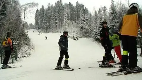 Dziecko na stoku tylko w kasku