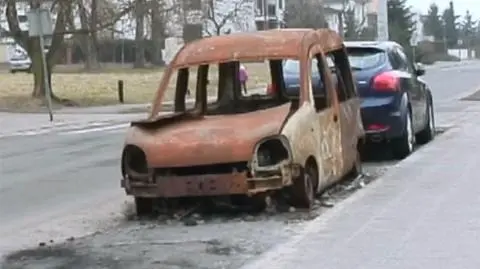 Spalony wrak samochodu zniknął z ulic Poznania. "Rocznie usuwamy ich około 500"
