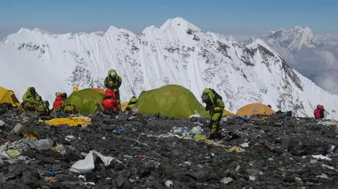 Podróżnik o ciemnych stronach Mount Everest. "Szerpa groził mi śmiercią"