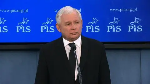 Prezes PiS o tablicach przed Pałacem Prezydenckim