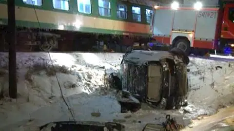 Samochód osobowy wjechał pod pociąg