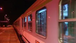 28.02 | Do poniedziałkowego popołudnia potrwają kłopoty w kolejowych podróżach na linii Warszawa-Gdynia. Niedaleko Tczewa woda z topniejącego śniegu podmyła jeden z czterech torów. Nie byłoby problemu, gdyby nie to, że dwa kolejne tory są nieczynne z powodu remontu.