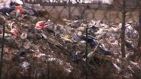 Widok na hałdy śmieci, szczury w mieszkaniach. Nielegalne wysypisko pod Wrocławiem