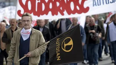 Załoga Autosanu przed ratuszem w Sanoku. "My naprawdę umiemy pracować"