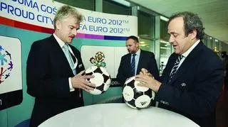Michel Platini podpisał piłkę w pażdzierniku 2011 