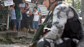 Co najmniej 18 osób zginęło w walkach na ulicach Rio de Janeiro. Policja przeprowadziła tam szeroko zakrojoną akcję przeciwko przemytnikom i handlarzom narkotyków. (APTN)
