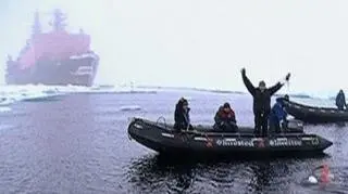 Jak zwrócić publiczną uwagę na globalne ocieplenie? Można na przykład... popływać w lodowatej wodzie Bieguna Północnego. Na taki nietypowy protest zdecydował się brytyjczyk Lewis Gordon Pugh. Kilometrowy dystans w wodzie o temperaturze -1.8 stopnia Celsjusza 37-latek pokonał w 18 minut i 50 sekund. To blisko o trzy sekundy szybciej niż przed startem dawał sobie Brytyjczyk. - Kiedy wskakuje się do tak zimnej wody, ma się wrażenie jakby coś chwytało całe ciało i wtedy zdałem sobie sprawę jakie to niebezpieczne miejsce - przyznaje Pugh. Przed Brytyjczykiem nikt na świecie nie pływał w tak zimnej wodzie. (APTN)