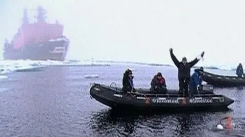 W proteście przepłynął biegun