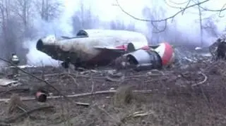 10.04 | Nikt nie przeżył katastrofy - informuje polskie Ministerstwo Spraw Zagranicznych. Rosyjskie Ministerstwo ds. Sytuacji Nadzwyczajnych potwierdziło, że na pokładzie było 96 osób, 88 pasażerów i członkowie załogi. Polska maszyna z parą prezydencką na pokładzie rozbiła się niedaleko lotniska wojskowego w Smoleńsku. (ReutersTV)