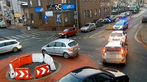 Krapkowice. Potrącił kobietę i niemowlaka. Policjantki pomogły dziecku