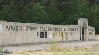 "Ściana pamięci" na terenie obozu zagłady Kulmhof w Chełmnie nad Nerem