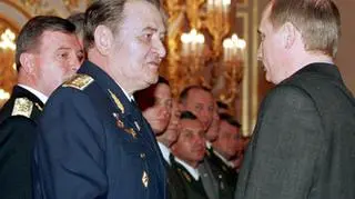 Kornukow otrzymuje awans na generała armii z rąk Władimira Putina w 2000 roku