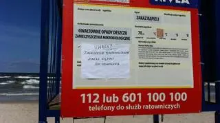 Mało wiarygodna informacja przy plaży w Dębkach