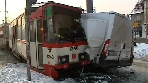 Tramwaj "przytulił" busa