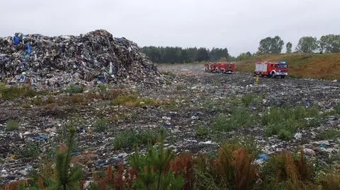 Podlascy strażacy gaszą pożar wysypiska w Koszarówce 