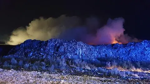Strażacy gaszą wysypisko śmieci w Koszarówce na Podlasiu