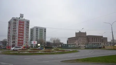 Dąbrowa Górnicza. Wyrzucił laptopa z 6 piętra i uszkodził cudze auto