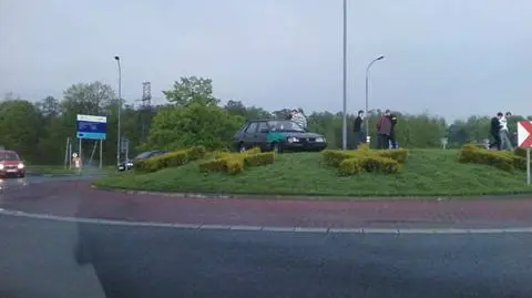 Polak potrafi.. zaparkować na rondzie