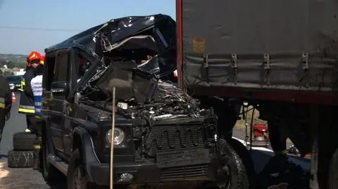 Wypadek na DK1: mercedes wjechał w ciężarówkę