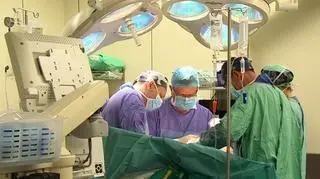 Trudna operacja po fatalnym lekarskim błędzie. W Uniwersyteckim Szpitalu Klinicznym we Wrocławiu operowano dziś pacjenta, któremu tydzień temu wycięto zdrową nerkę zamiast nerki z 10-centymetrowym guzem.