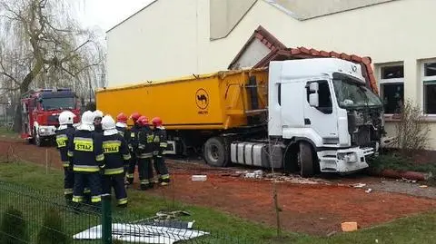 Kierowca ciężarówki wjechał w budynek