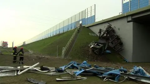 Ciężarówka przebiła bariery i spadła z nasypu na A2